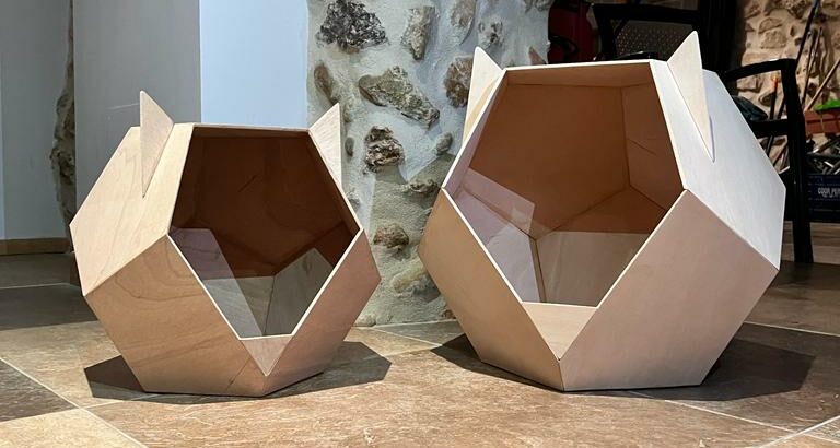dos camas de gato hechas de madera
