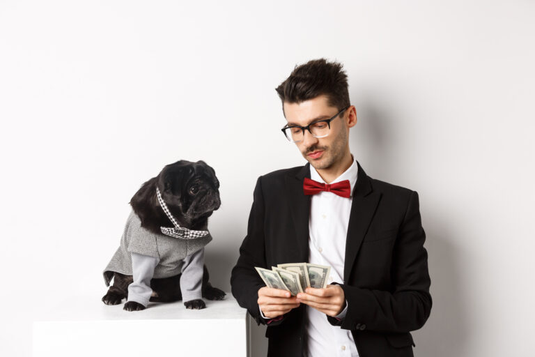 Un joven bien vestido mirando el dinero en sus manos, acompañado de su mascota.
